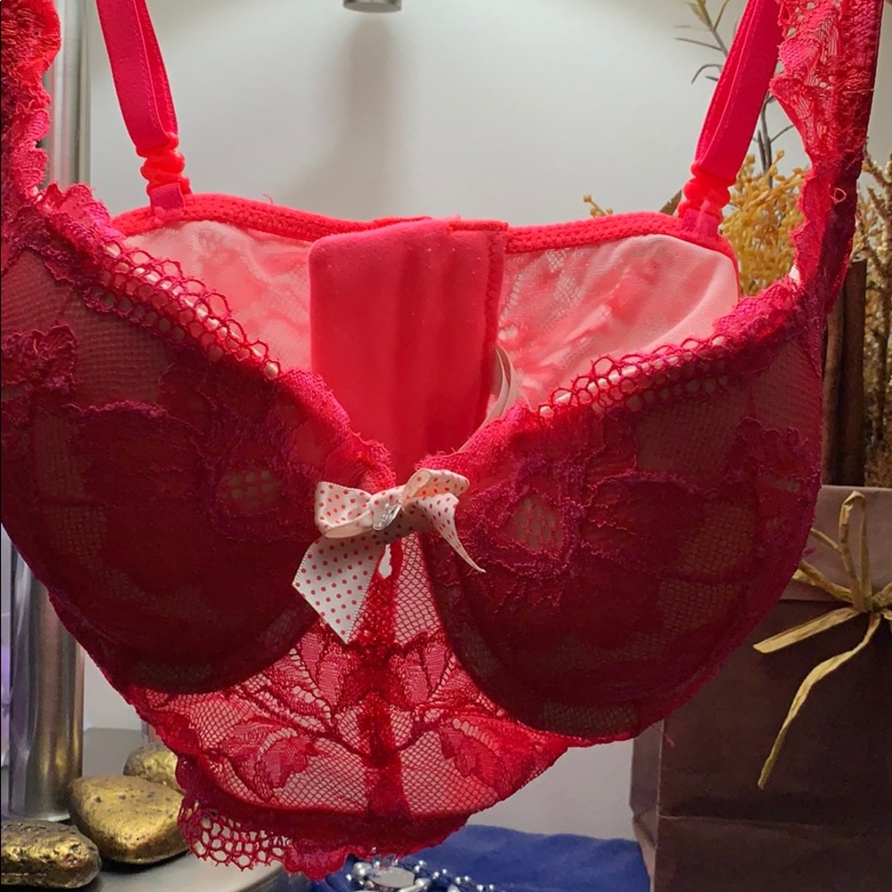 This is Victoria Secret Pink bra size 32D